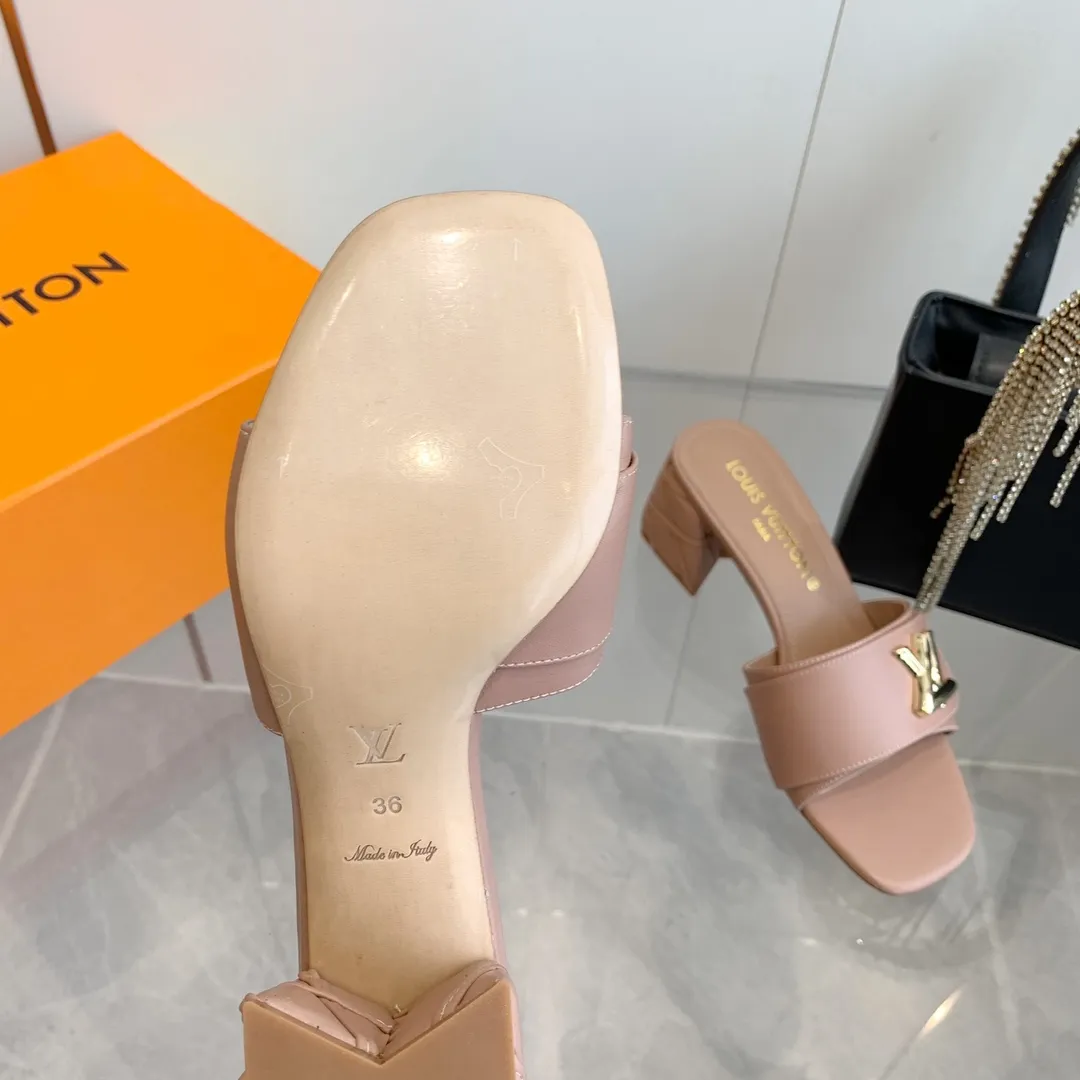 👟👟Ex-factory price 520👟👟 LV | Louis Vuitton ²⁰²³ 𝐬𝐬 🧡💚2️⃣0️⃣2️⃣4️⃣Early spring new model, top version⚠️ The counter features the latest models, square toe sandals, hard goods are new🆕 ❥Purchase level! Full of high-end feel! A popular model among bloggers at home and abroad, it’s retro and fashionable and looks amazing on your feet! Mainly recommended model on the official website★ ━━━━━ ЅᏇєєt ━━━━━ ▪️Upper: original cowhide + metal buckle ▪️Lining: imported goatskin lining ▪️Outsole: original Italian leather outsole ▪️Heel height: 5.5cm 9cm ▪️Shoe size: 35-39 (40 and 41 customized items are not returnable or exchangeable)